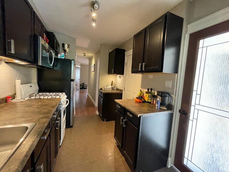 352 Winona Dr in Toronto, ON - Building Photo