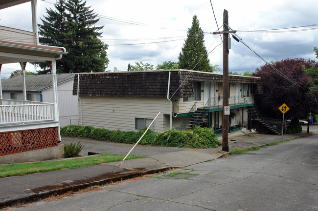 Sutton Manor in Portland, OR - Building Photo - Building Photo