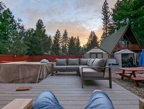 910 Creekwood Dr in South Lake Tahoe, CA - Foto de edificio - Building Photo