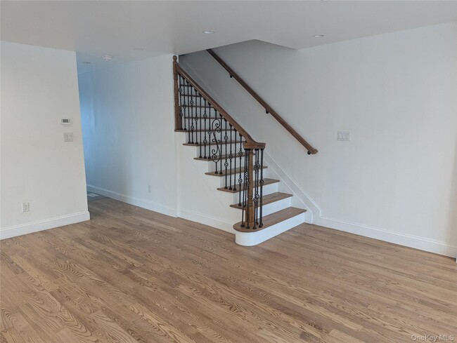 62 Forest Row in Great Neck, NY - Building Photo - Building Photo