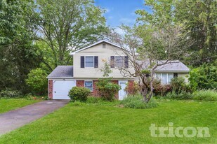 33 Sioux Rd in New Britain, PA - Building Photo