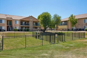 Desert Oasis Apartments in Palm Desert, CA - Foto de edificio - Building Photo