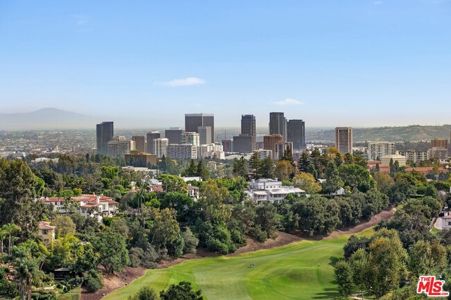 11010 Chalon Rd in Los Angeles, CA - Foto de edificio - Building Photo