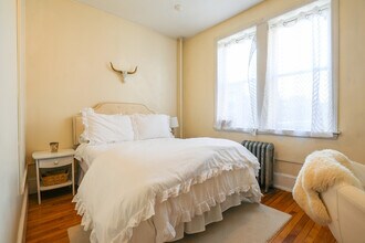 324 St Paul St, Unit 4 in Brookline, MA - Foto de edificio - Building Photo