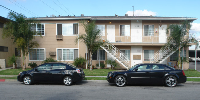 305 E Navilla Pl in Covina, CA - Foto de edificio - Building Photo