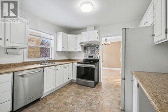 1530 Weyburn St in Ottawa, ON - Building Photo - Building Photo