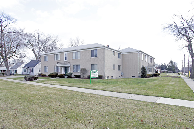 Kelly Pointes Apartments in Eastpointe, MI - Building Photo - Building Photo