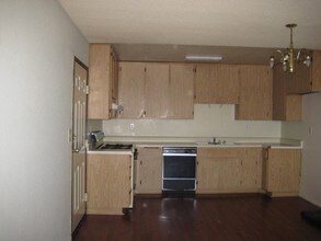 12072 Sheldon St in Sun Valley, CA - Foto de edificio - Building Photo