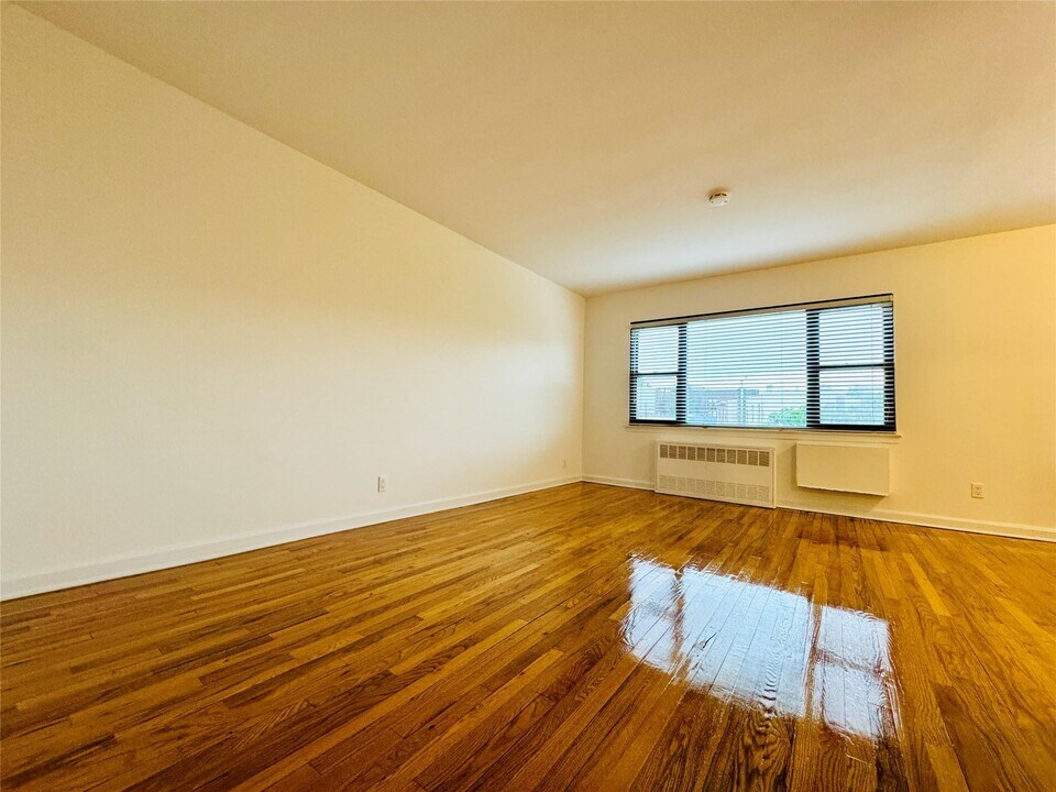 41-07 56th St in Queens, NY - Building Photo