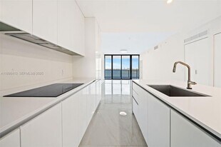 700 NE 24th St, Unit 702 in Miami, FL - Building Photo