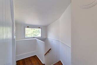 1913 SE Stark St in Portland, OR - Foto de edificio - Building Photo