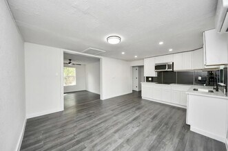 7640 Broadview Dr in Houston, TX - Building Photo - Building Photo