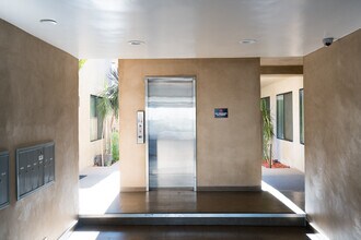 Golden House in Los Angeles, CA - Foto de edificio - Building Photo