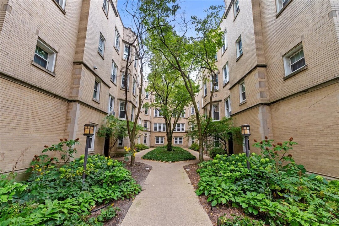 1439 W Elmdale Ave in Chicago, IL - Building Photo
