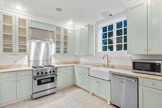 1435 Newport Way in Seattle, WA - Building Photo - Building Photo