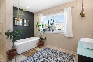 527 Titan St in Philadelphia, PA - Building Photo