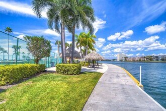 7400 Sun Island Dr S in South Pasadena, FL - Building Photo - Building Photo