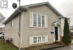 138 Carlton St in St Catharines, ON - Building Photo