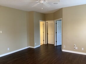 18690 Round Lake Rd in Noblesville, IN - Foto de edificio - Building Photo