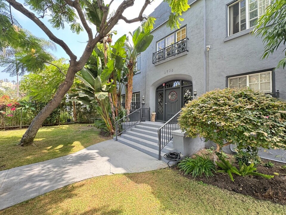 1960 Argyle Ave in Los Angeles, CA - Building Photo