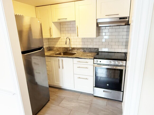 450 Main St, Unit Upper Unit 1 in Chatham, MA - Building Photo - Building Photo