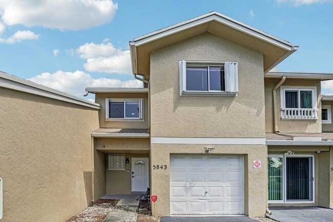 5843 Woodlands Blvd in Tamarac, FL - Building Photo - Building Photo