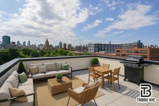 92 Manhattan Ave in Brooklyn, NY - Building Photo