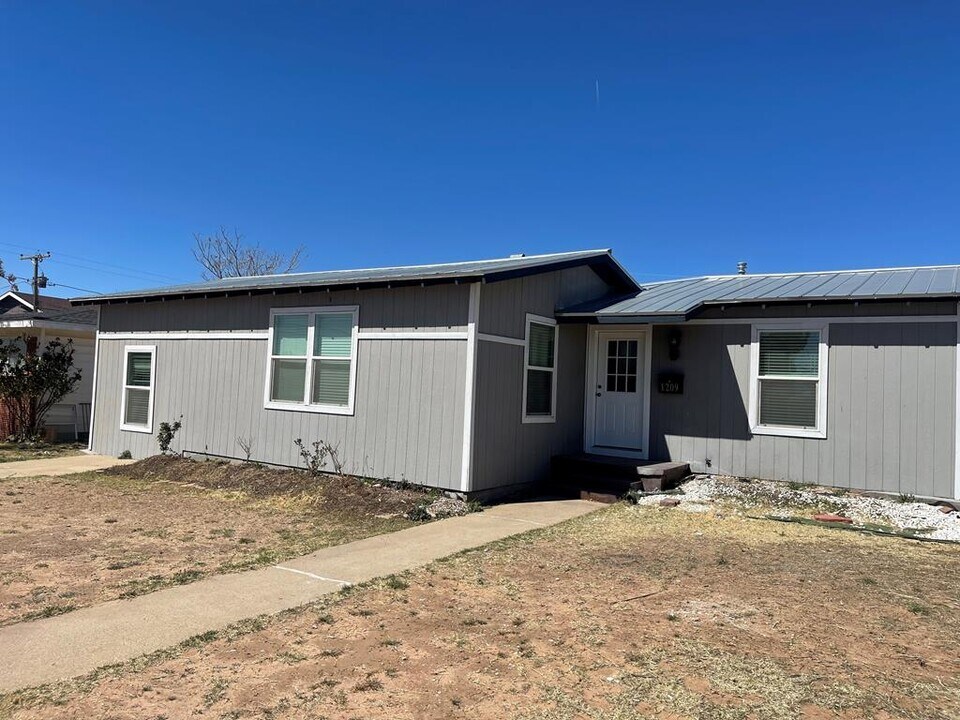1209 Patton Dr in Odessa, TX - Building Photo