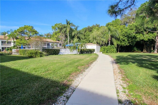 5257 Wedgewood Ln-Unit -30 in Sarasota, FL - Foto de edificio - Building Photo