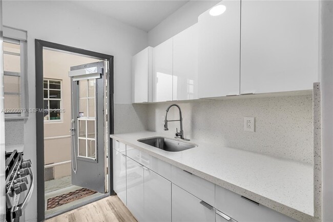 717 Española Wy in Miami Beach, FL - Building Photo - Building Photo