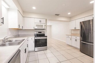 1665 Florence Ave in Englewood, FL - Foto de edificio - Building Photo