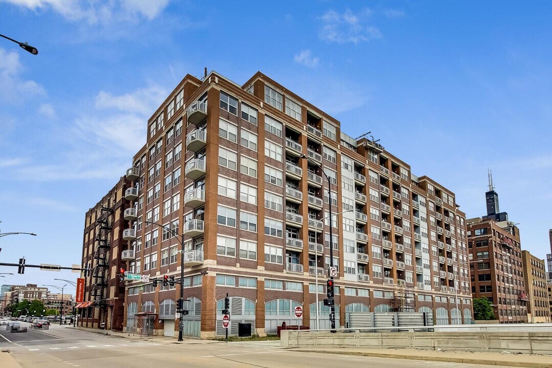 933 W Van Buren St in Chicago, IL - Building Photo