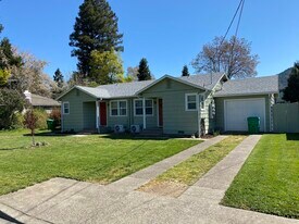 1583 Cloverlawn Dr in Grants Pass, OR - Building Photo