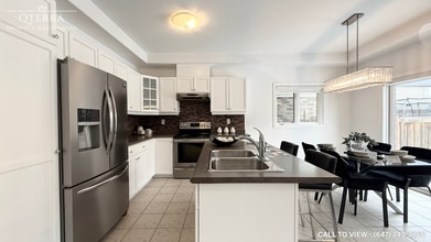 71 Chamomile Dr in Hamilton, ON - Building Photo - Building Photo