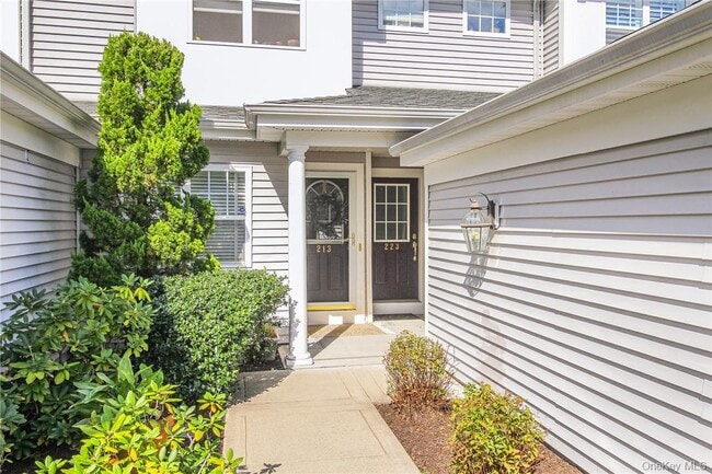 213 Waterside Close in Peekskill, NY - Building Photo - Building Photo