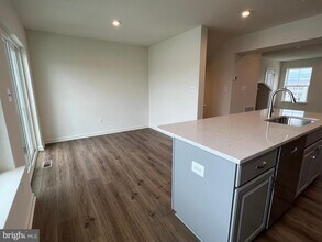 211 Clifton Mnr in Falling Waters, WV - Building Photo - Building Photo