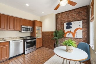 37 Saint Paul St, Unit 3 in Brookline, MA - Foto de edificio - Building Photo