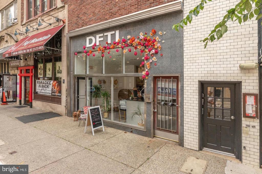 2032 Chestnut St in Philadelphia, PA - Building Photo