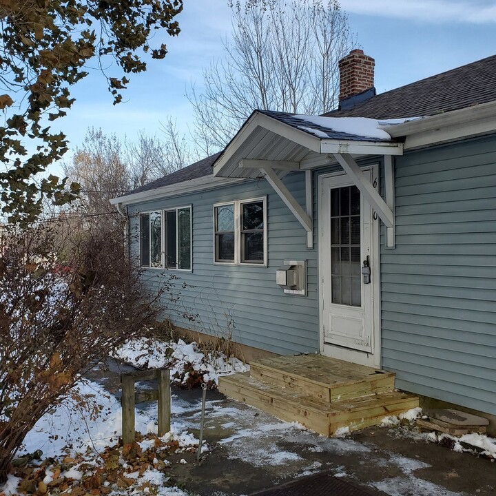 6020 Hickory St in Harvard, IL - Building Photo