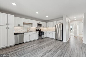 19520 Village Walk Dr-Unit -3-205 in Montgomery Village, MD - Building Photo - Building Photo