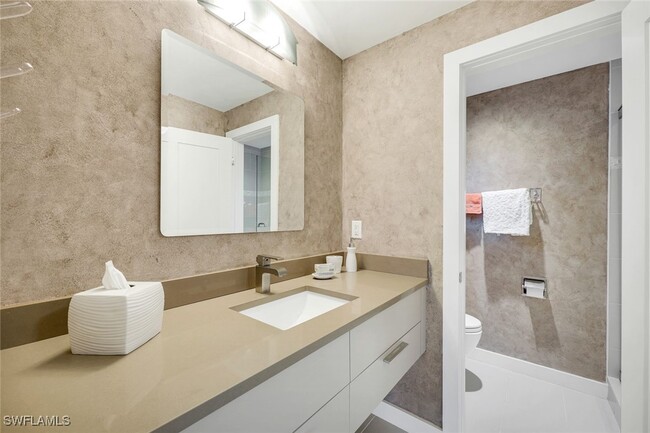 property at 2211 Gulf Shore Blvd N