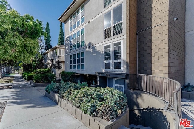 1833 Normandie Ave in Los Angeles, CA - Building Photo - Building Photo