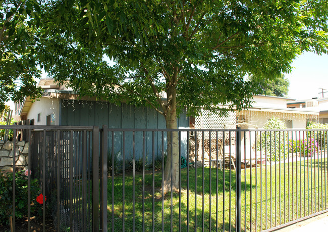 863 N Vineyard Ave in Ontario, CA - Foto de edificio - Building Photo