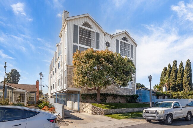 6730 W 86th Pl in Los Angeles, CA - Foto de edificio - Building Photo