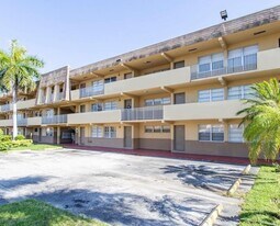 11005 SW 1st St, Unit 107 in Miami, FL - Building Photo