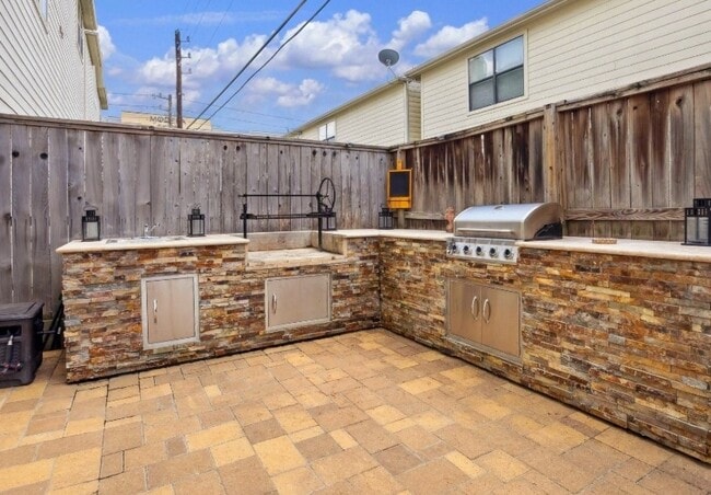 548 Westcross St in Houston, TX - Foto de edificio - Building Photo