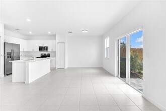 12002 NW 47th Manor in Coral Springs, FL - Foto de edificio - Building Photo