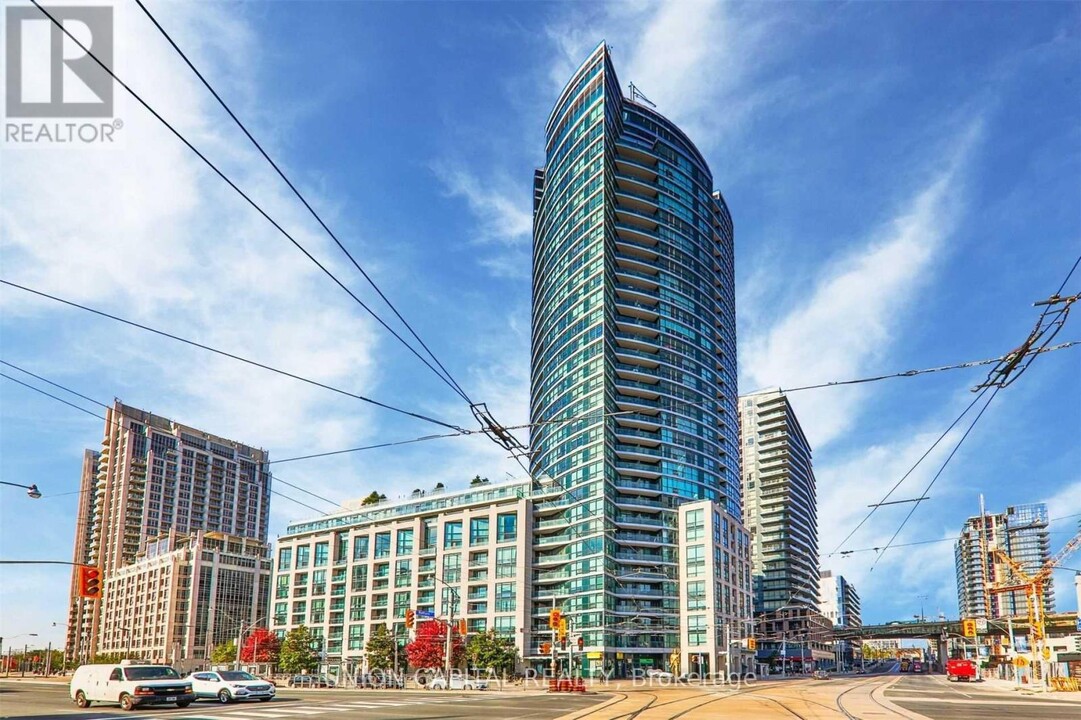 600-2600 Fleet St in Toronto, ON - Building Photo
