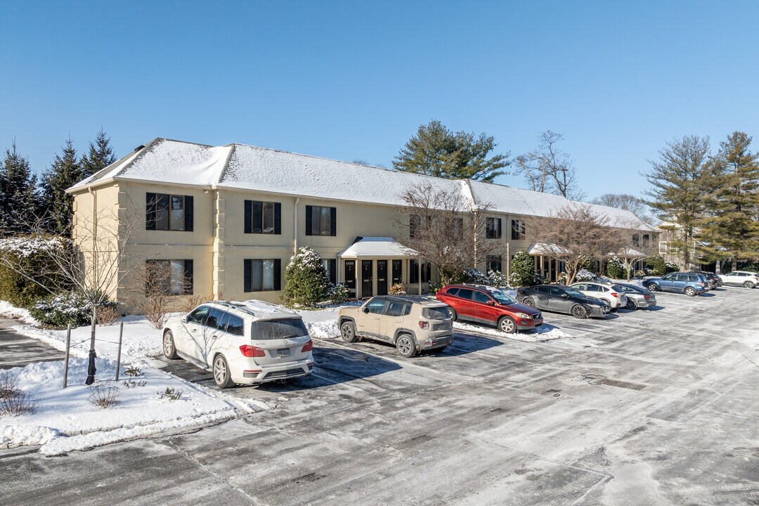 Devon Green Condominium in Devon, PA - Building Photo