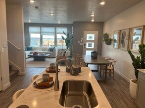 2108 N Chianti St in Saratoga Springs, UT - Foto de edificio - Building Photo